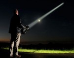 De mens probeert wat fotonen terug te schieten, maar veel stelt het natuurlijk niet voor in verhouding tot de sterren (op het plaatje een man met Maxablaster, bron: www).