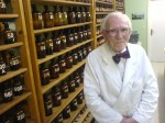 Hugo Collumbien (1917-2014), parfumeur. De foto nam ik in 2007 bij mijn bezoek aan zijn laboratorium in Gent, waar hij mij een strookje onder mijn neus hield dat een halve eeuw eerder in een geur wat gedoopt. Of ik het ook nog kon ruiken? Ja toch? Ik durfde het nauwelijks te ontkennen.